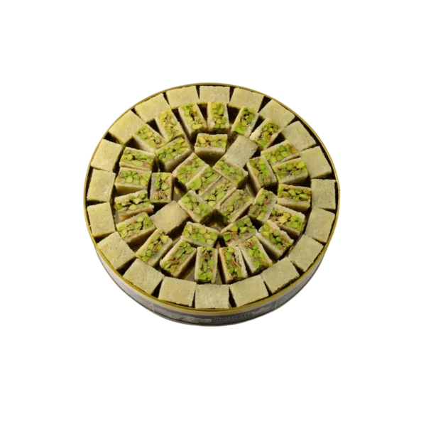 Weiße Balloreyah – orientalische Süßigkeit aus feinen Teigfäden und Nüssen