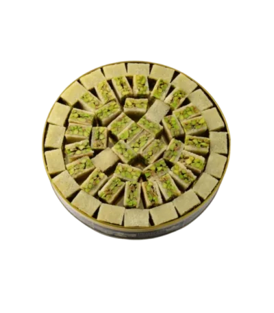 Weiße Balloreyah – orientalische Süßigkeit aus feinen Teigfäden und Nüssen