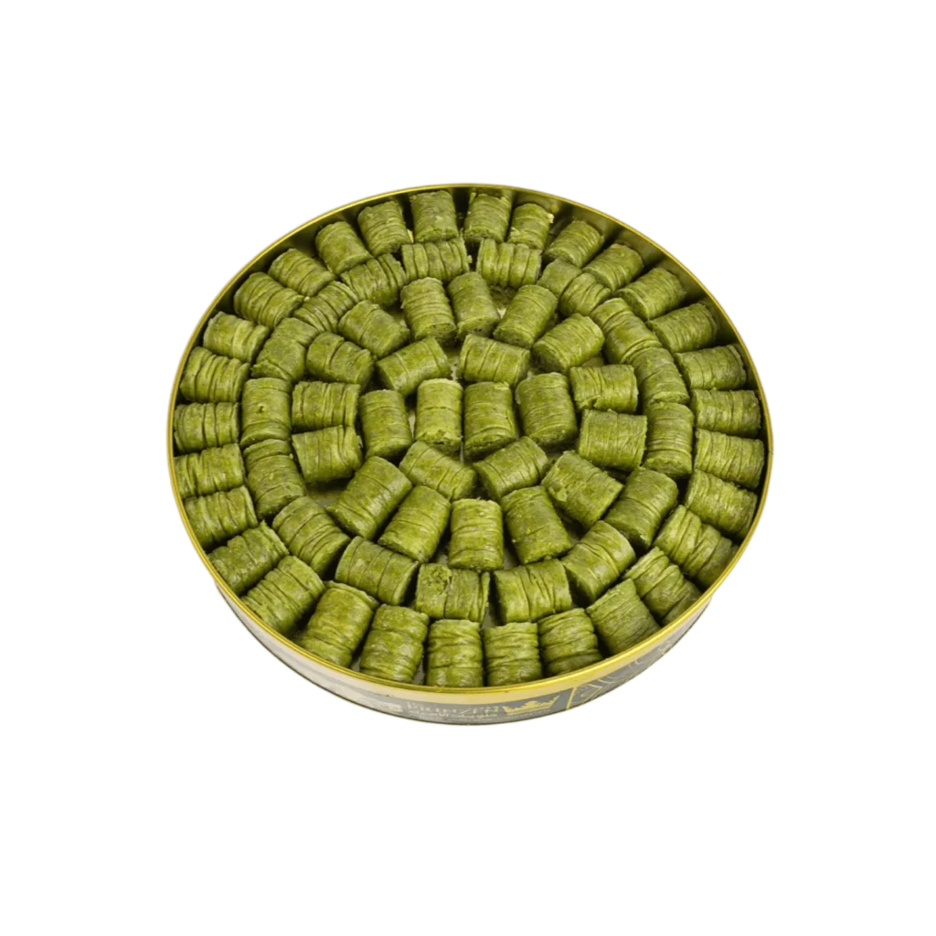 Handgefertigte Yabraq-Röllchen mit goldbrauner Teigfüllung, gefüllt mit Pistazien auf weichem Untergrund - يبرق محشوة بالفستق الحلبي