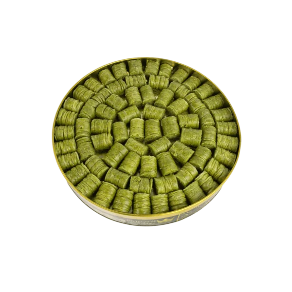 Handgefertigte Yabraq-Röllchen mit goldbrauner Teigfüllung, gefüllt mit Pistazien auf weichem Untergrund - يبرق محشوة بالفستق الحلبي