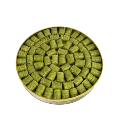 Handgefertigte Yabraq-Röllchen mit goldbrauner Teigfüllung, gefüllt mit Pistazien auf weichem Untergrund - يبرق محشوة بالفستق الحلبي