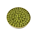 Handgefertigte Yabraq-Röllchen mit goldbrauner Teigfüllung, gefüllt mit Pistazien auf weichem Untergrund - يبرق محشوة بالفستق الحلبي